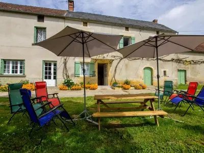 Jardin de l'établissement Gîte rural pour 11 pers. avec parking, spa et animaux acceptés - FR-1-616-523