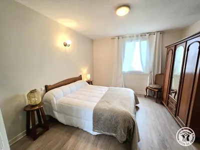 Un ou plusieurs lits dans un hébergement de l'établissement Gîte rural pour 11 pers. avec parking, spa et animaux acceptés - FR-1-616-523