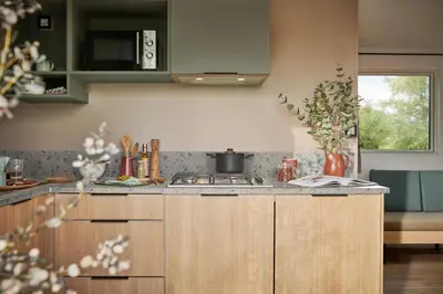 Cuisine ou kitchenette dans l'établissement Camping O'Aka