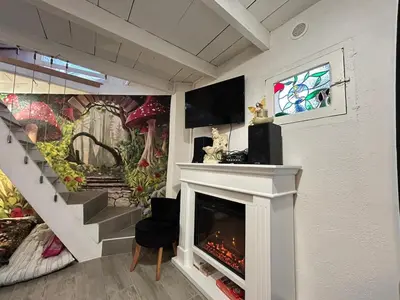 Télévision ou salle de divertissement dans l'établissement Le Cabanon des Fées, féérique et authentique