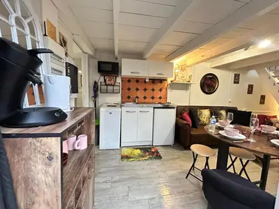 Cuisine ou kitchenette dans l'établissement Le Cabanon des Fées, féérique et authentique
