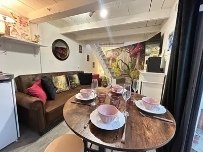 Coin salon dans l'établissement Le Cabanon des Fées, féérique et authentique