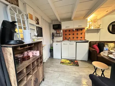 Cuisine ou kitchenette dans l'établissement Le Cabanon des Fées, féérique et authentique
