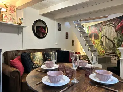 Coin salon dans l'établissement Le Cabanon des Fées, féérique et authentique