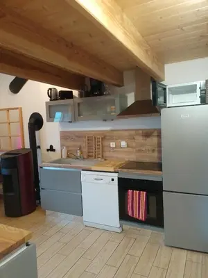 Cuisine ou kitchenette dans l'établissement Nid cozy au Lioran