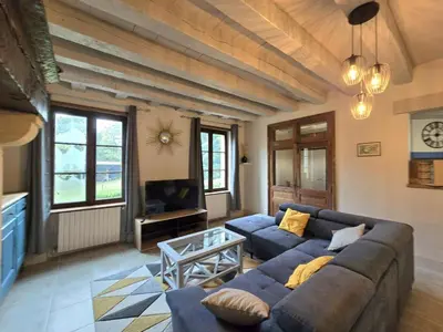 Télévision ou salle de divertissement dans l'établissement Maison familiale rénovée avec grand jardin et animaux acceptés - FR-1-616-520