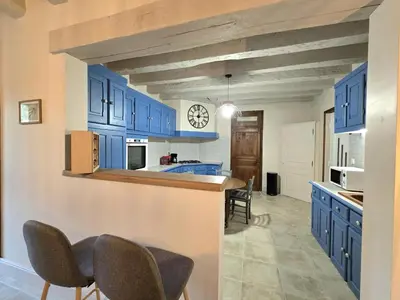 Cuisine ou kitchenette dans l'établissement Maison familiale rénovée avec grand jardin et animaux acceptés - FR-1-616-520
