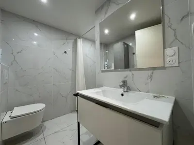 Salle de bains dans l'établissement Le Kandinsky, moderne et spacieux