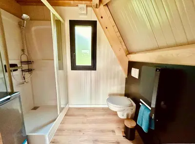 Salle de bains dans l'établissement Le Tipi des Arnats