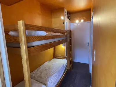 Un ou plusieurs lits dans un hébergement de l'établissement Studio confortable avec balcon, wifi et animaux admis - FR-1-787-139