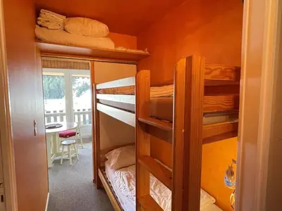 Un ou plusieurs lits dans un hébergement de l'établissement Studio confortable avec balcon, wifi et animaux admis - FR-1-787-139