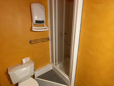 Salle de bains dans l'établissement Studio confortable avec balcon, wifi et animaux admis - FR-1-787-139