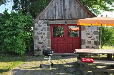 Jardin de l'établissement Gîte - Four à pain au cœur des volcans