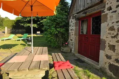 Jardin de l'établissement Gîte - Four à pain au cœur des volcans