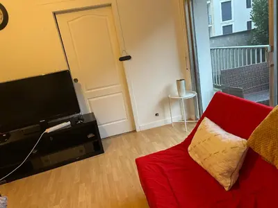 Télévision ou salle de divertissement dans l'établissement makedahome