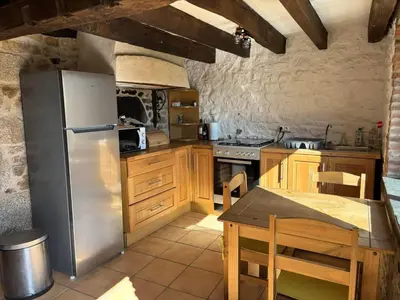 Cuisine ou kitchenette dans l'établissement Maison typique Auvergne