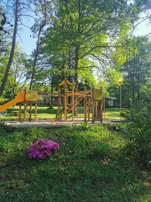 Aire de jeux pour enfants de l'établissement ZEcamping 3 dog friendly tennis piscine chauffée