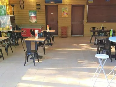 Restaurant ou autre lieu de restauration dans l'établissement Mobil home pour 6 personnes avec terrasse - API-1-52-1310
