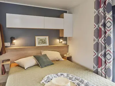 Un ou plusieurs lits dans un hébergement de l'établissement Mobil-home confortable avec terrasse à Saint-Gérons - API-1-52-1311