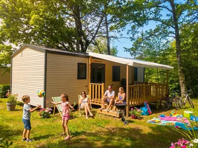 Jardin de l'établissement Mobil-home 35m² avec Terrasse - Saint-Gérons - API-1-52-1314