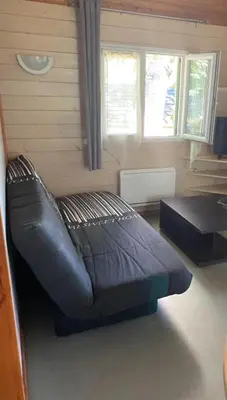 Un ou plusieurs lits dans un hébergement de l'établissement Chalet climatisé avec piscine, lac à proximité