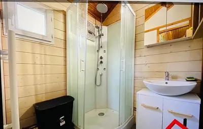 Salle de bains dans l'établissement Chalet climatisé avec piscine, lac à proximité