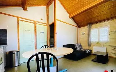 Télévision ou salle de divertissement dans l'établissement Chalet climatisé avec piscine, lac à proximité