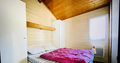 Un ou plusieurs lits dans un hébergement de l'établissement Chalet climatisé avec piscine, lac à proximité