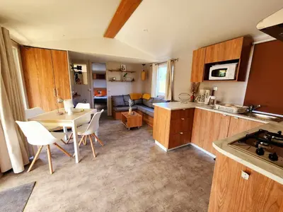 Cuisine ou kitchenette dans l'établissement MOBIL-HOME JASMIN 04 à 06 places