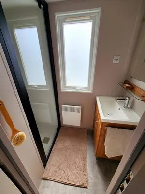 Salle de bains dans l'établissement MOBIL-HOME JASMIN 04 à 06 places
