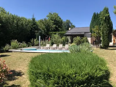Piscine de l'établissement detached house, garden and private pool ou située à proximité