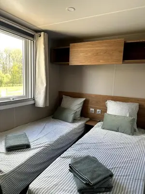 Un ou plusieurs lits dans un hébergement de l'établissement MOBIL-HOME VIOLETTE 6-8 Places