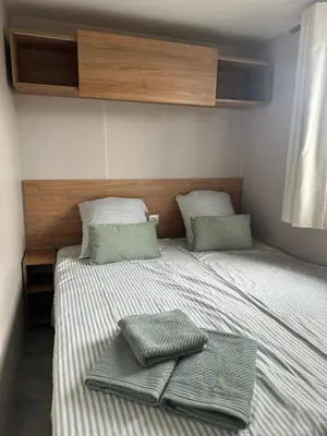 Un ou plusieurs lits dans un hébergement de l'établissement MOBIL-HOME VIOLETTE 6-8 Places