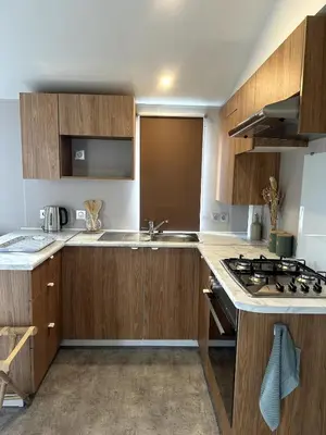 Cuisine ou kitchenette dans l'établissement MOBIL-HOME VIOLETTE 6-8 Places