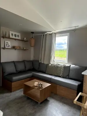 Coin salon dans l'établissement MOBIL-HOME VIOLETTE 6-8 Places