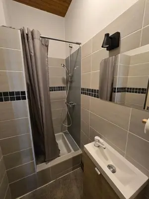 Salle de bains dans l'établissement Appartement lumineux RDC, 4 personnes, T2 avec petit balcon