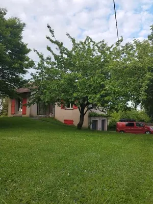 Jardin de l'établissement Maison individuelle avec terrain arboré