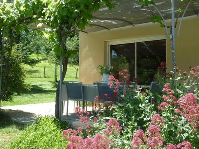 Jardin de l'établissement Maison indépendante avec Piscine privée proche Vallée Dordogne de Samedi à Samedi