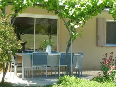 Jardin de l'établissement Maison indépendante avec Piscine privée proche Vallée Dordogne de Samedi à Samedi