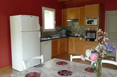 Cuisine ou kitchenette dans l'établissement Maison indépendante avec Piscine privée proche Vallée Dordogne de Samedi à Samedi
