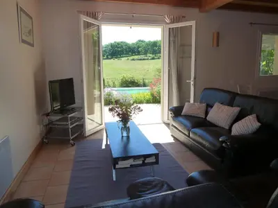 Télévision ou salle de divertissement dans l'établissement Maison indépendante avec Piscine privée proche Vallée Dordogne de Samedi à Samedi