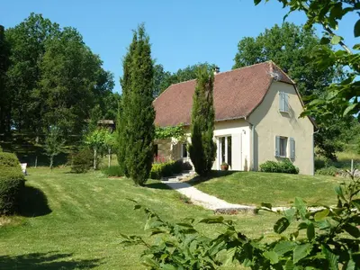Jardin de l'établissement Maison indépendante avec Piscine privée proche Vallée Dordogne de Samedi à Samedi