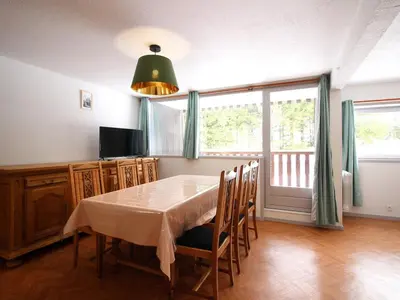 Télévision ou salle de divertissement dans l'établissement Bel appartement F2 bis avec balcon et parking, Mont-Dore - FR-1-415-213