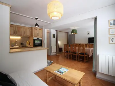 Coin salon dans l'établissement Bel appartement F2 bis avec balcon et parking, Mont-Dore - FR-1-415-213