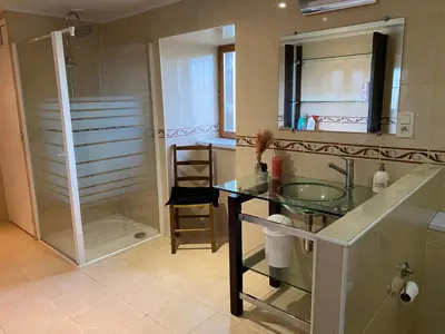 Salle de bains dans l'établissement La petite Chalvignacoise