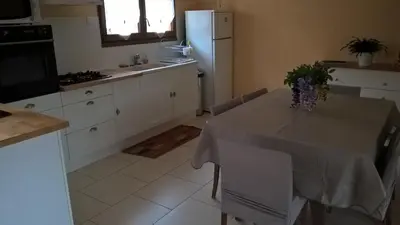 Cuisine ou kitchenette dans l'établissement Gîte A l'orée des bois