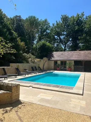 Piscine de l'établissement La Charmille ou située à proximité