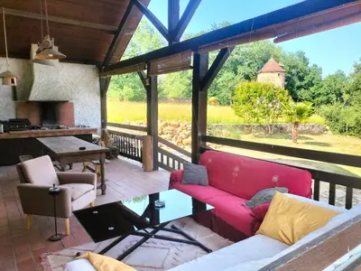 Coin salon dans l'établissement Maison avec piscine