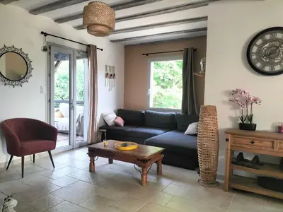 Coin salon dans l'établissement Maison avec piscine