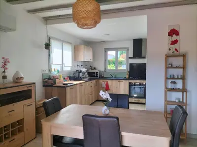 Cuisine ou kitchenette dans l'établissement Maison avec piscine